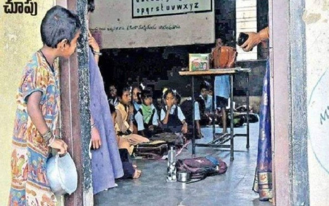 Bé gái cầm bát cơm nhìn lén vào lớp được nhận học nhưng phản ứng của bố mẹ lại gây bất ngờ Ảnh 2