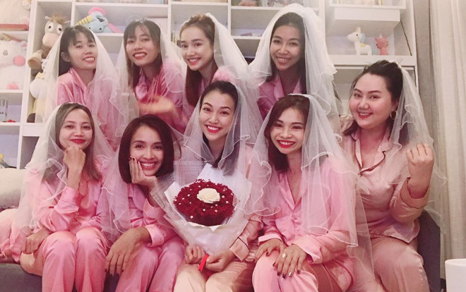 Đã làm 'mẹ bĩm sữa' nhưng Nhã Phương vẫn xuất hiện trong tiệc độc thân của MC Hoàng Oanh Ảnh 2