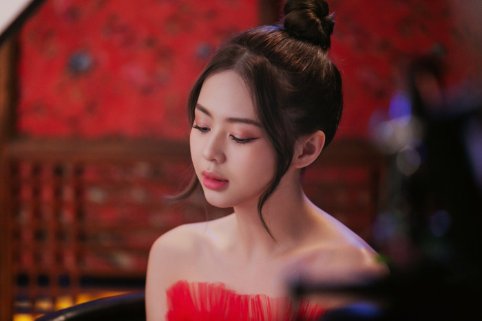 Hậu công khai tình cảm với Trịnh Thăng Bình, Liz Kim Cương khoe nhan sắc quyến rũ trong MV đầu tay