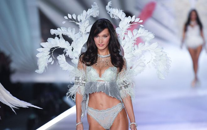 Siêu mẫu Bella Hadid khi mặc nội y của Victoria's Secret: ‘Tôi không hề cảm thấy mạnh mẽ’ Ảnh 2