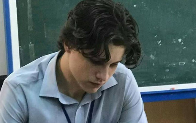 Thầy giáo nước ngoài gây sốt mạng xã hội qua bức ảnh chụp lén vì vẻ ngoài tựa 'nam thần' Ảnh 2