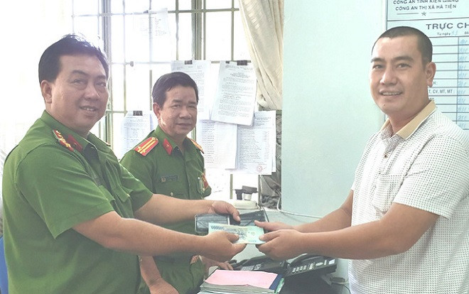 Đại úy Công an ở Kiên Giang trả lại 15 triệu đồng cho du khách đánh rơi Ảnh 2