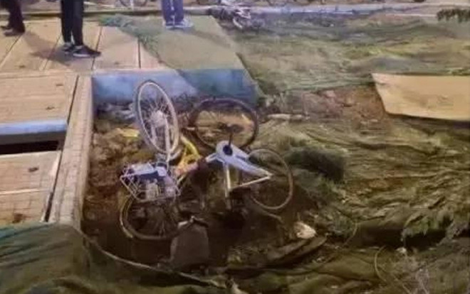 Bé trai chết thảm khi rơi xuống hố ga giữa đường Ảnh 2