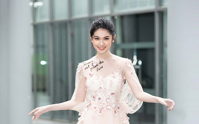 Á hậu Thùy Dung thanh tao như tiên nữ giáng trần với váy đầm thanh lịch Ảnh 2