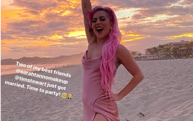 Không ngờ cũng có ngày Lady Gaga ‘bánh bèo nhập’ tóc hồng, váy hồng làm phù dâu cho bạn thân Ảnh 2