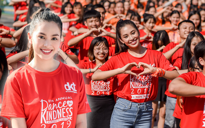 Hoa hậu Tiểu Vy xinh đẹp rạng rỡ, nhảy flashmob cùng hàng ngàn sinh viên Ảnh 2