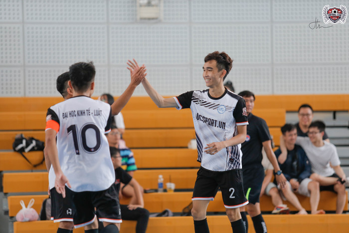 Khán đài ĐH RMIT bùng nổ với trận chung kết giải bóng đá Retro Cup 2019