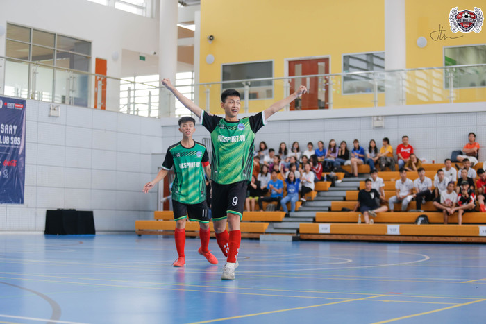 Khán đài ĐH RMIT bùng nổ với trận chung kết giải bóng đá Retro Cup 2019