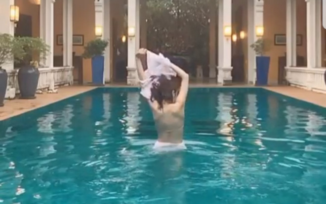 Nam Em tung clip cởi áo dưới hồ bơi, tự tin 'vô đối' nhờ có món đồ này! Ảnh 2