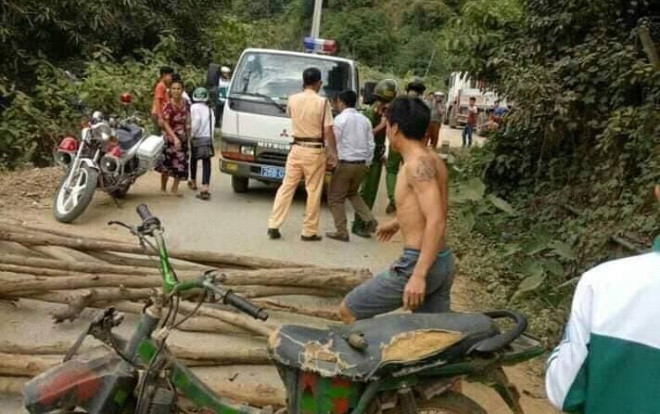 Người dân mang cây củi chặn đường ô tô CSGT để ‘đòi’ lại phương tiện vi phạm Ảnh 2