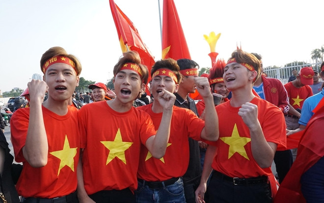 Chùm ảnh: SVĐ Mỹ Đình tràn ngập màu cờ đỏ sao vàng trước trận đấu giữa đội tuyển Việt Nam - Thái Lan Ảnh 2