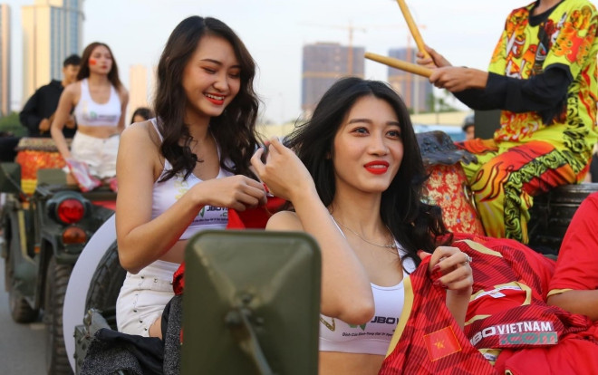 CĐV nữ Việt Nam - Thái Lan đọ sắc trước giờ G Ảnh 2
