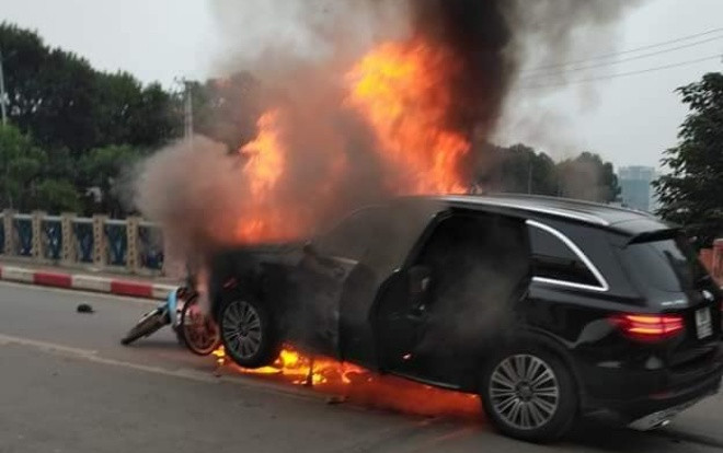 Ô tô Mercedes cháy dữ dội sau va chạm với xe máy, một người phụ nữ ngã văng ra đường tử vong Ảnh 2