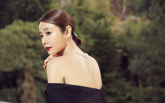 Lâm Tâm Như tỏa sắc trong trang phục đen lệch vai khoe bờ vai quyến rũ bên cạnh đàn em Ảnh 2