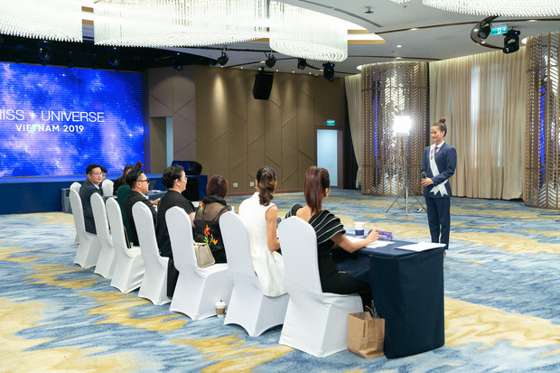 Những chiếc váy đúng người, sai thời điểm, nhiều sao Việt vì yêu 'cứ đâm đầu' Ảnh 4