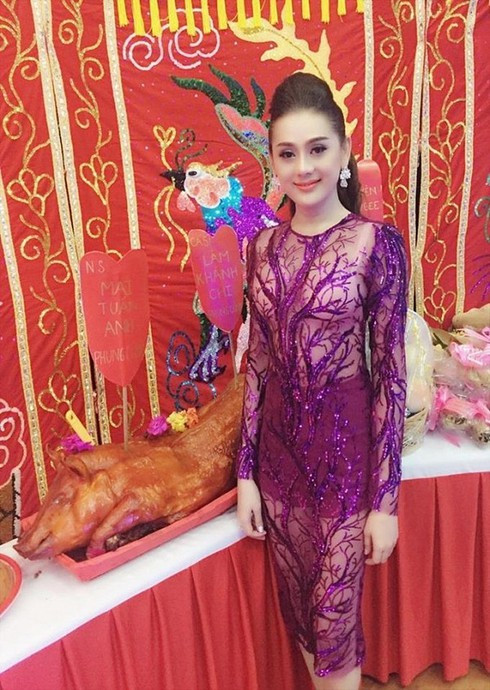 Những chiếc váy đúng người, sai thời điểm, nhiều sao Việt vì yêu 'cứ đâm đầu' Ảnh 12