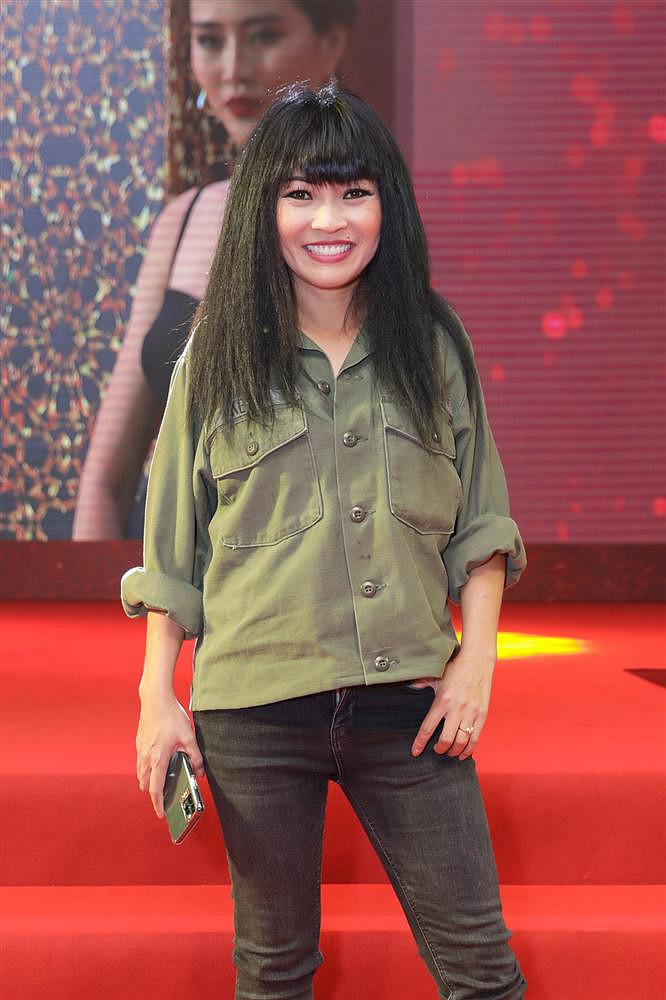 Những chiếc váy đúng người, sai thời điểm, nhiều sao Việt vì yêu 'cứ đâm đầu' Ảnh 13