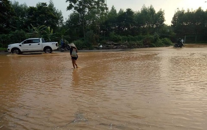 Đường ống nước sạch sông Đà gặp sự cố rò rỉ, nước lênh láng trên đại lộ Thăng Long Ảnh 2