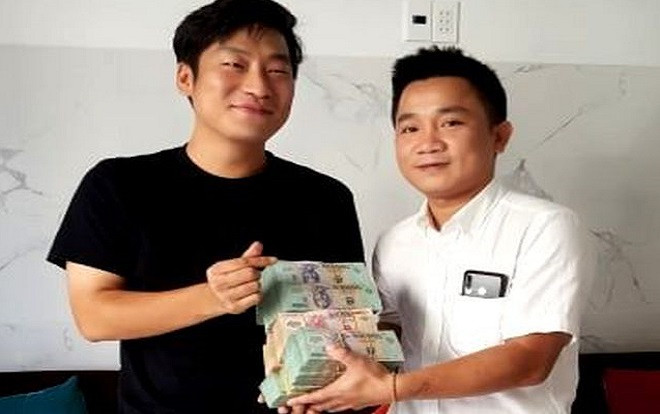 Khen thưởng người cất hộ 1,6 tỉ đồng du khách bỏ quên trong ô tô Ảnh 2