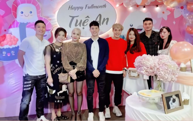 Văn Toàn và bạn gái mặc áo đôi dự đầy tháng con Bùi Tiến Dũng Ảnh 2