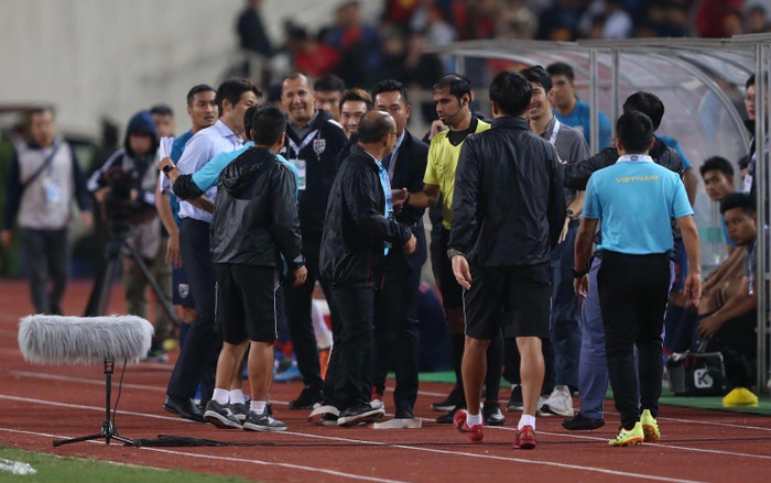 CĐV Thái Lan: Hãy đuổi ngay trợ lý khiêu khích HLV Park Hang Seo Ảnh 2