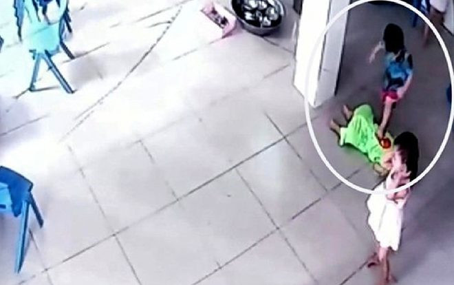 Đình chỉ công tác Phó Hiệu trưởng trường mầm non có bé 17 tháng tuổi bị bạn giẫm đạp lên người Ảnh 2