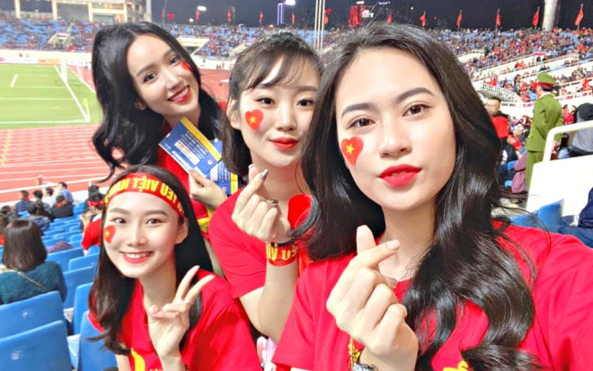 Giữa tin đồn yêu nhau, hot girl Thảo Mi ra sân cổ vũ Quang Hải Ảnh 2