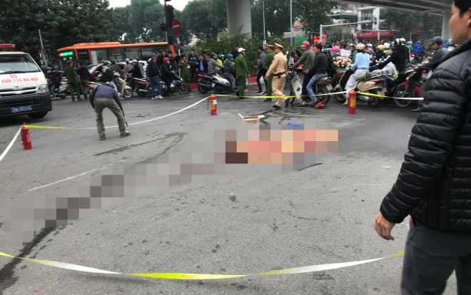 Cảnh sát lấy dấu vân tay truy tìm người nhà cô gái xe đạp điện bị ô tô Mercedes GLC 250 tông tử vong Ảnh 2