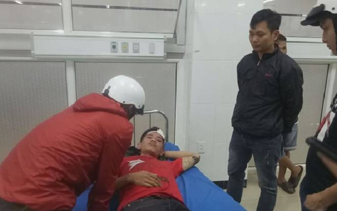 Đang ngồi nhậu tại nhà, nam thanh niên bị bắn liên tiếp 3 phát súng Ảnh 2