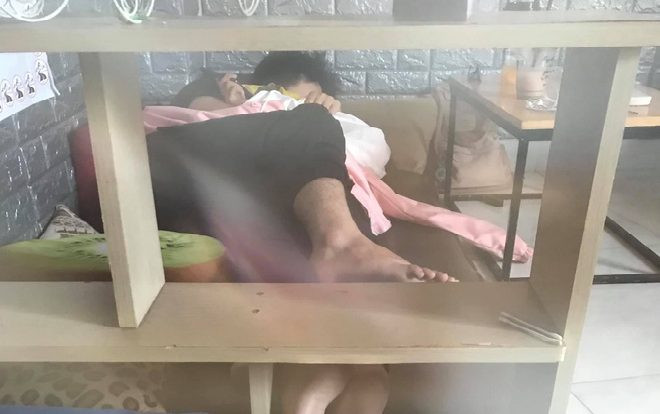 Lại thêm một cặp đôi ‘vô tư’ nằm ôm nhau giữa quán cà phê khiến nhiều người chỉ biết lắc đầu ngao ngán Ảnh 2