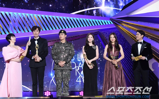 'Rồng Xanh 2019': Park Hyung Sik mặc quân phục, cùng Yoona - Lee Kwang Soo nhận giải thưởng Ảnh 2