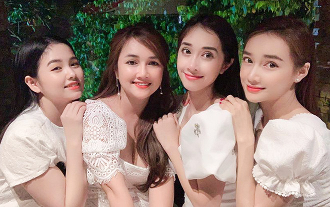 Nhan sắc không ai chịu thua kém ai phân nào của 3 chị em ruột Nhã Phương, cô em dâu cũng chẳng kém cạnh Ảnh 2