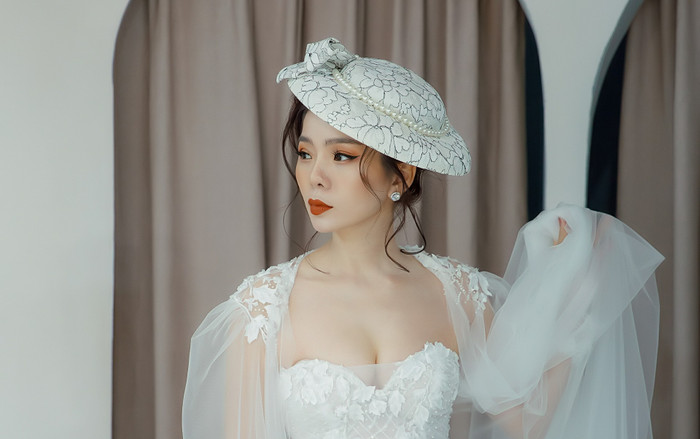 Lệ Quyên o ép vòng 1 gợi cảm khi mặc áo cưới diễn thời trang Ảnh 2