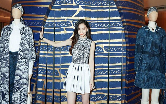 Angelababy đẹp như búp bê sống với váy ngắn và tóc buông dài Ảnh 2