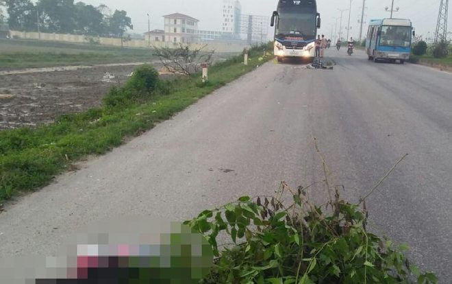 Đi bộ qua đường lúc rạng sáng, 2 bố con bị xe khách tông tử vong Ảnh 2