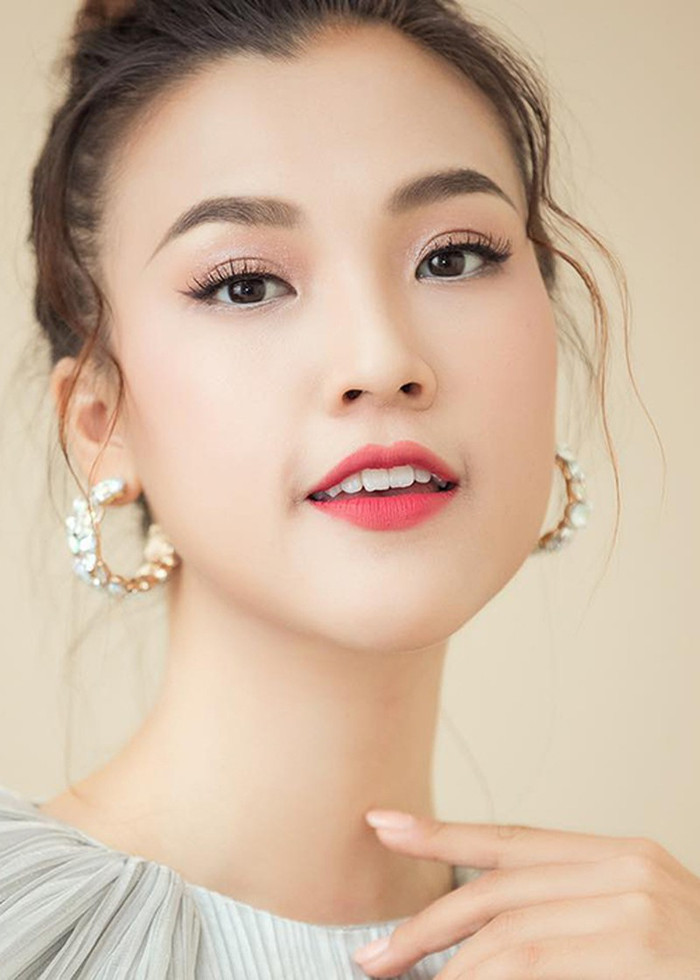 Soi' trình độ học vấn của Á hậu Hoàng Oanh và bạn trai ngoại quốc