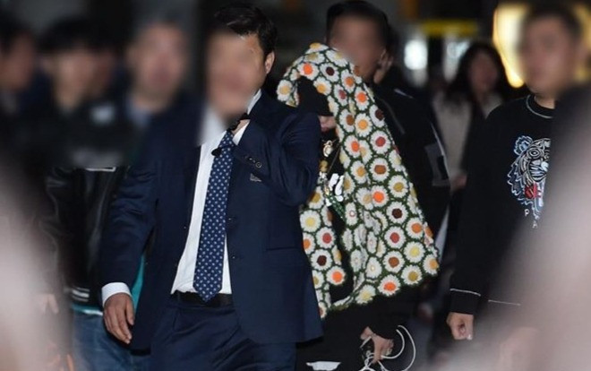 Chùm kín khăn để xuất hiện tại sự kiện kiểu này thì chỉ có thể là G-Dragon! Ảnh 2