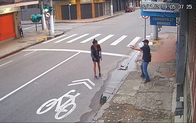 Hỏi xin tiền mua bánh mì, người phụ nữ vô gia cư bị bắn chết thương tâm Ảnh 2