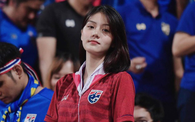 Nữ CĐV bóng đá khiến dân mạng 'sục sôi' tìm kiếm: Hình ảnh trên khán đài và trang cá nhân ‘khác xa nhau’ Ảnh 2