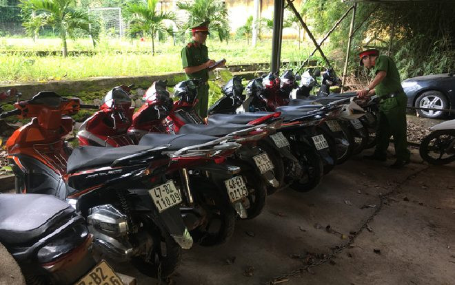 Khởi tố băng nhóm trộm xe máy, làm giả biển số rồi thay cà vẹt xe để tiêu thụ Ảnh 2