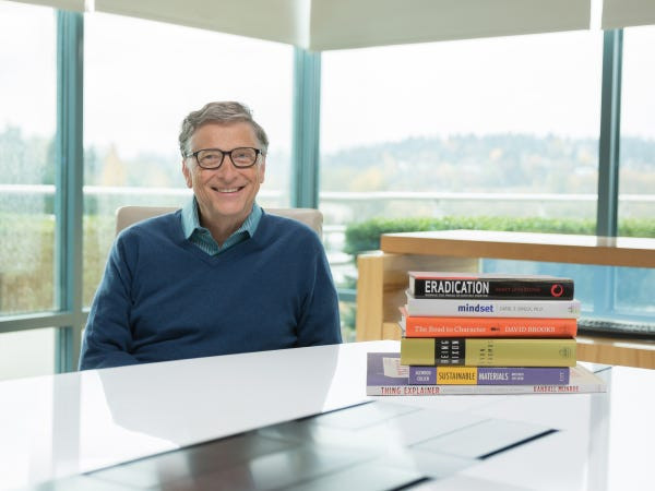 Bill Gates đọc 50 cuốn sách mỗi năm. “Đọc là cách tốt nhất để tôi học thêm điều mới và kiểm tra hiểu biết của mình,” ông nói. Ảnh: BI