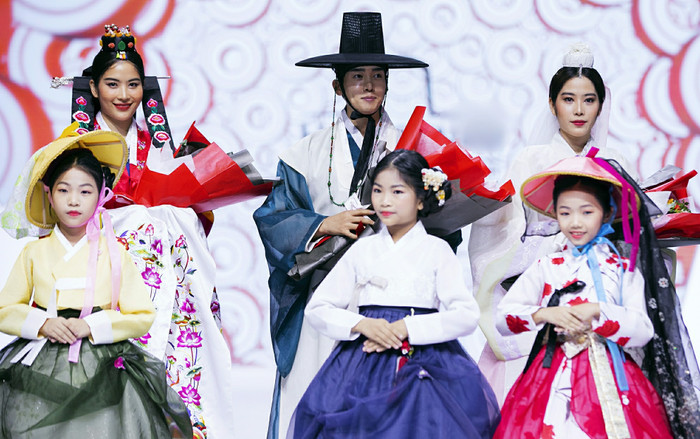 Không còn chênh lệch vóc dáng nữa, Nam Anh, Nam Em song kiếm hợp bích 'quét' sạch sàn diễn Ảnh 2