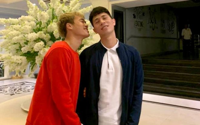 Văn Toàn 'thân mật' Đình Trọng khiến Trang Nhung và Công Phượng hờn dỗi Ảnh 2