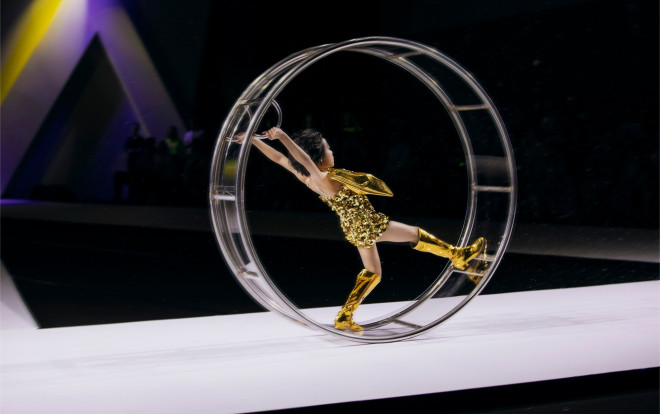 Mẫu nhí Việt catwalk 'thần sầu' trong vòng bánh xe, nhiều đàn chị còn choáng váng Ảnh 2