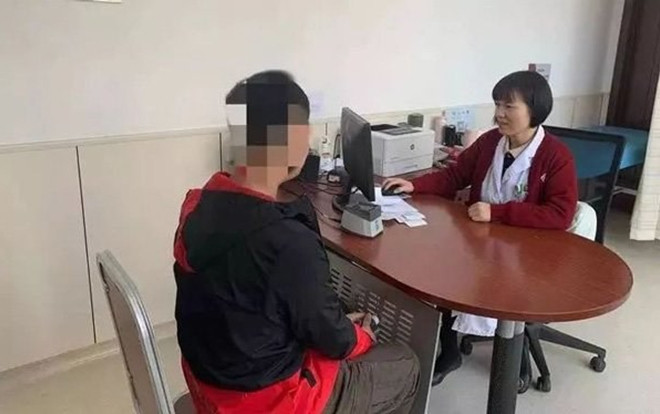 Nam thanh niên có bộ ngực to và tiết sữa bất thường Ảnh 2