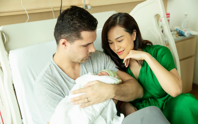 Ông xã Phương Mai một tay chăm vợ và con trai mới sinh Ảnh 2