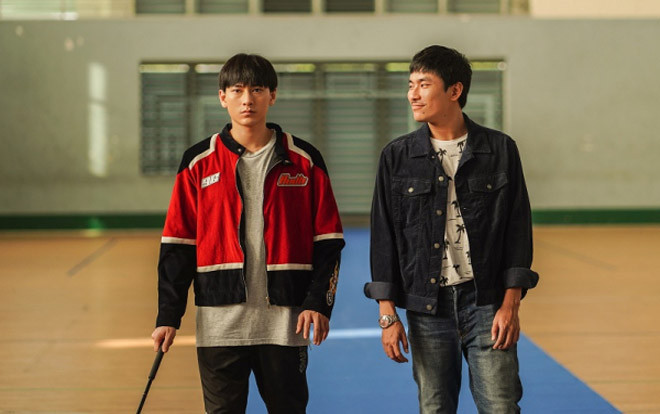 Review 'Anh trai yêu quái': Isaac đóng tốt hơn thời 'Song Lang', Kiều Minh Tuấn diễn xuất thần khiến người xem cười rồi khóc nức nở Ảnh 2