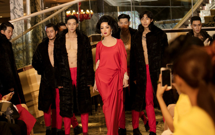 Giáng My hóa quý cô thập niên 60, mở màn show thời trang cùng dàn mẫu sáu múi Ảnh 2