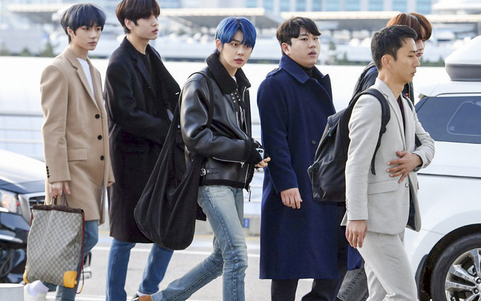 Săm soi các món đồ công nghệ của dàn sao Hàn đổ bộ Việt Nam dự AAA 2019 Ảnh 2