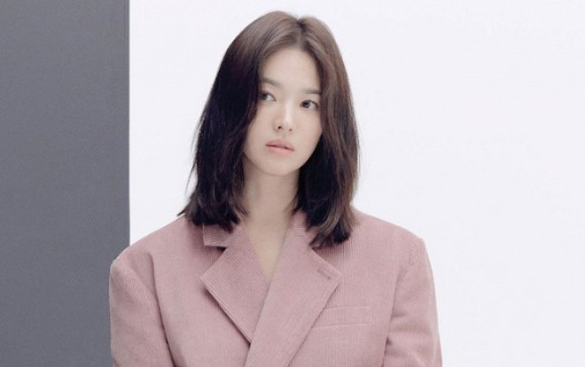 Mợ chảnh Jeon Ji Huyn và Song Hye Kyo đụng hàng suit hồng oversized đẹp 'bất phân thắng bại' Ảnh 2